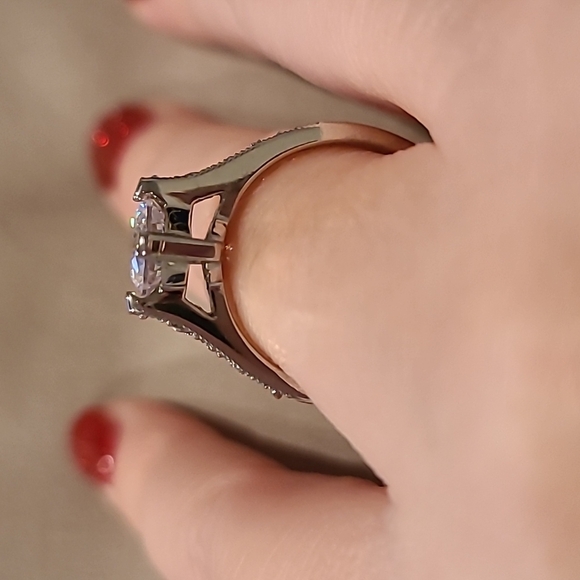 High cubic zirconia main stone with channel stones stainless steel ring - Picture 4 of 7